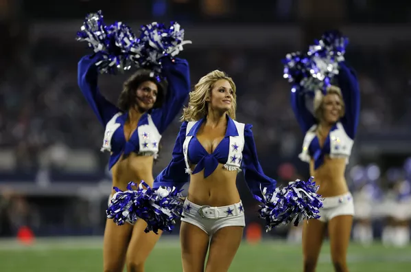 Hoa Kỳ. Texas. Tiết mục của đội cổ động viên CLB bóng đá Dallas Cowboys. Hoa Kỳ. Texas. Tiết mục của đội cổ động viên CLB bóng đá Dallas Cowboys. - Sputnik Việt Nam