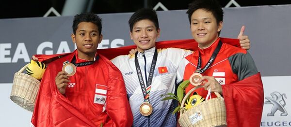 Niềm vui của Kim Sơn (giữa) trên bục nhận HCV Niềm vui của Kim Sơn (giữa) trên bục nhận HCV - Sputnik Việt Nam