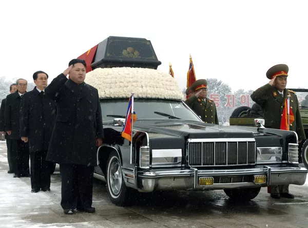 Lãnh đạo Triều Tiên Kim Jong Un và chú Jang Song Thaek của ông ta trong đám tang của Kim Jong-il Lãnh đạo Triều Tiên Kim Jong Un và chú Jang Song Thaek của ông ta trong đám tang của Kim Jong-il - Sputnik Việt Nam