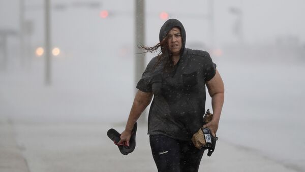 Hillary Lebeb walks along the seawall in Galveston, Texas as Hurricane Harvey intensifies in the Gulf of Mexico Friday, Aug. 25, 2017. - Sputnik Việt Nam