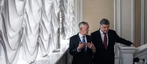 Bộ trưởng Quốc phòng Mỹ James Mattis với Tổng thống Ukraina Petro Poroshenko tại Kiev - Sputnik Việt Nam