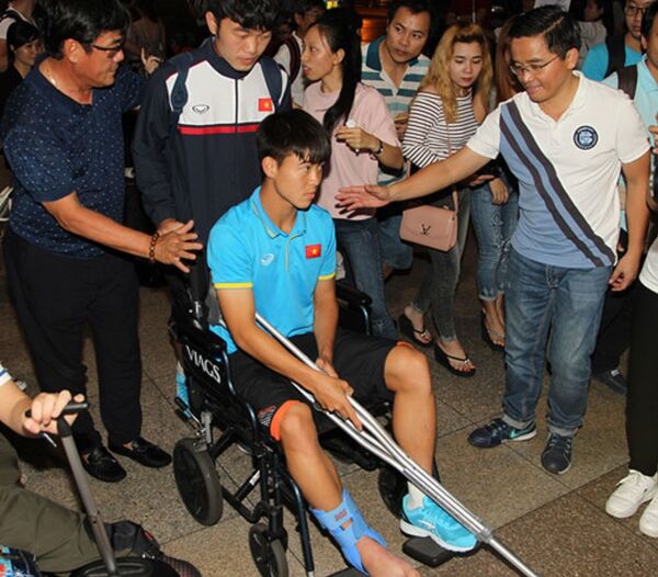 hàng chục người hâm mộ đội mưa ra sân bay Tân Sơn Nhất đón đội bóng đá U.22 VN hàng chục người hâm mộ đội mưa ra sân bay Tân Sơn Nhất đón đội bóng đá U.22 VN - Sputnik Việt Nam