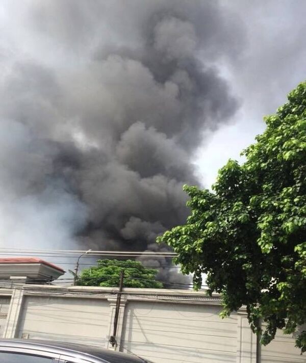 Cột khói bốc lên đen kịt - Sputnik Việt Nam