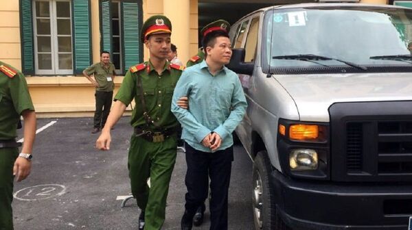 Hà Văn Thắm (bị truy tố 4 tội danh) bình tĩnh đến tòa - Sputnik Việt Nam