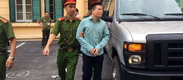 Hà Văn Thắm (bị truy tố 4 tội danh) bình tĩnh đến tòa - Sputnik Việt Nam