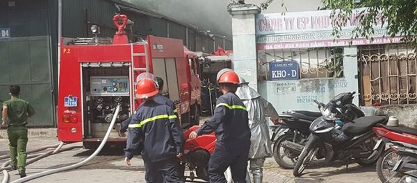 Hàng chục chiến sĩ và 10 xe cứu hỏa được điều động đến hiện trường vụ cháy - Sputnik Việt Nam