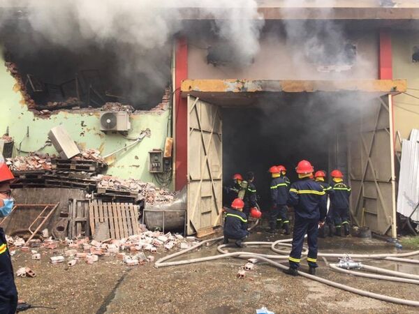 Phá tường tiếp cận đám cháy - Sputnik Việt Nam