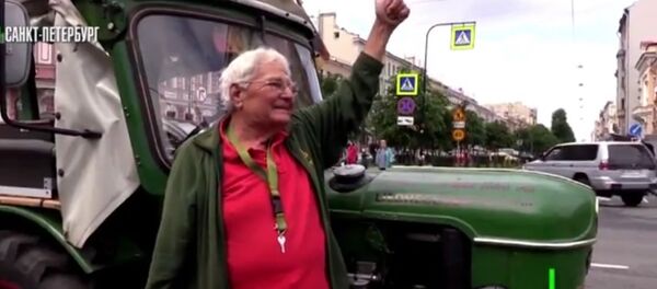 Winfried Langner đã thực hiện chuyến du lịch Nga trên chiếc máy kéo “Robert” - Sputnik Việt Nam