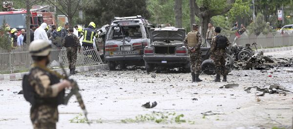Специалисты осматривают место взрыва около посольства США в Кабуле, Афганистан Специалисты осматривают место взрыва около посольства США в Кабуле, Афганистан - Sputnik Việt Nam
