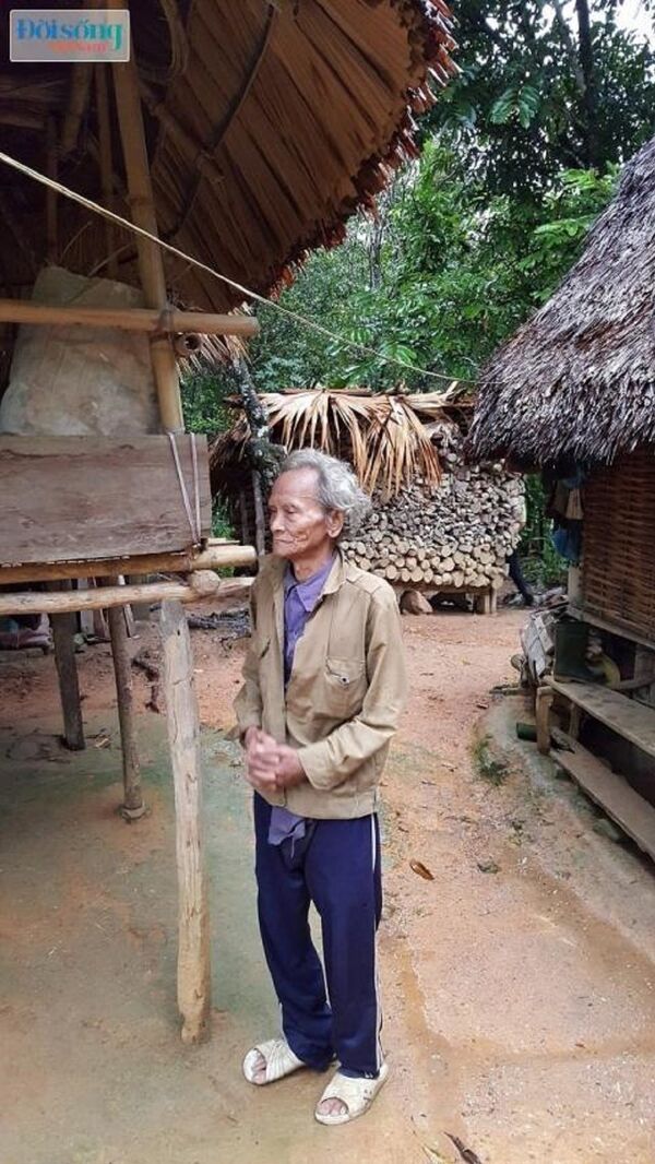 Ông Tría trả nợ máu cho con trai gây thảm sát 18 phu vàng vì hủ tục lâu năm của người Cơ Tu. - Sputnik Việt Nam