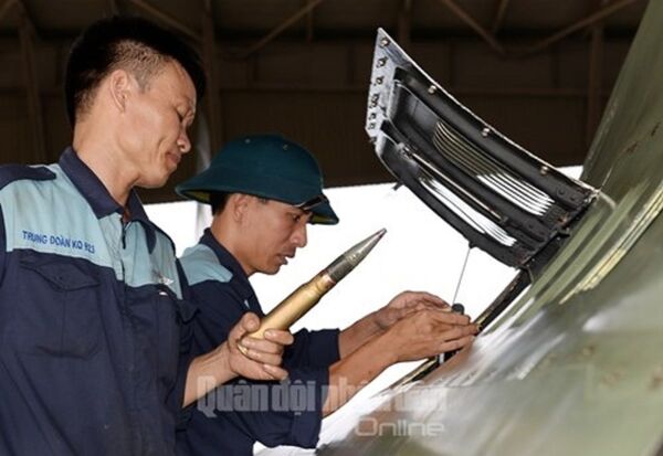 Nạp đạn và kiểm tra kỹ sức khỏe máy bay trước khi diễn tập. - Sputnik Việt Nam