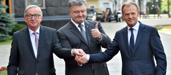 Chủ tịch Ủy ban châu Âu Jean-Claude Juncker, Tổng thống Ukraina Petro Poroshenko và Người đứng đầu của hội đồng Liên minh châu Âu Donald Tusk - Sputnik Việt Nam