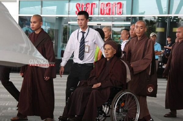 Thiền sư Thích Nhất Hạnh tại sân bay quốc tế Đà Nẵng trưa nay, 29-8 - Sputnik Việt Nam