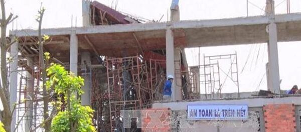 Sập giàn giáo khi đổ bê tông xây chùa - Sputnik Việt Nam