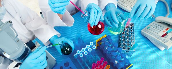 Nhóm bác sĩ kiểm tra mẫu phân tích trong phòng thí nghiệm Nhóm bác sĩ kiểm tra mẫu phân tích trong phòng thí nghiệm - Sputnik Việt Nam