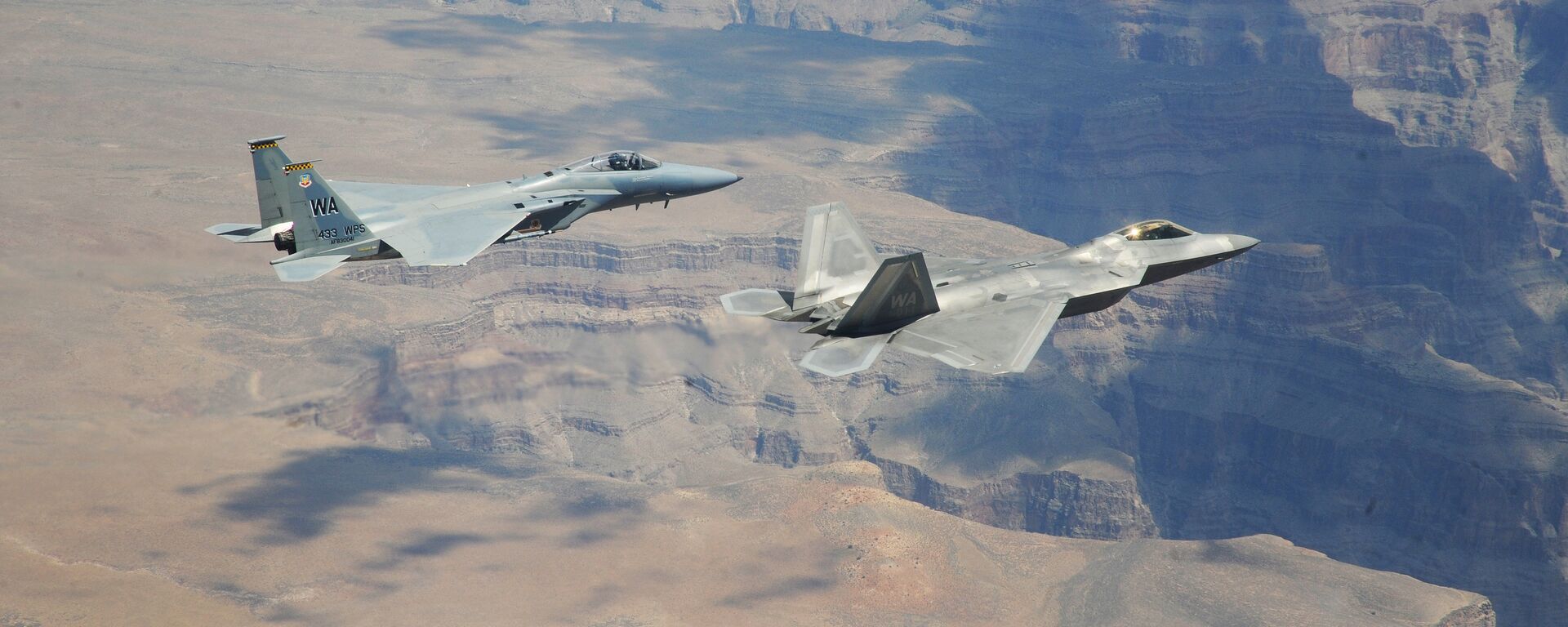 Của máy bay chiến đấu F-22A Raptor and F-15C Eagle của Mỹ - Sputnik Việt Nam, 1920, 18.06.2025