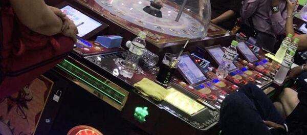 Con bạc đang say sưa sát phạt Con bạc đang say sưa sát phạt - Sputnik Việt Nam