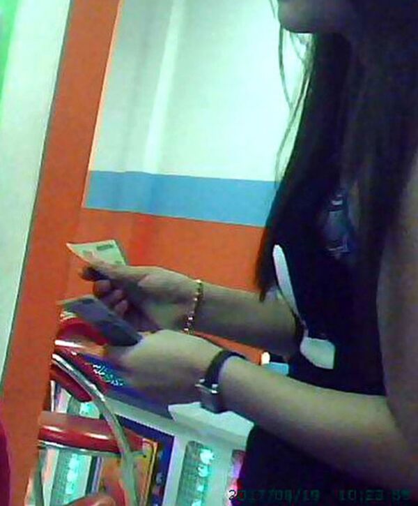 Nhân viên đếm tiền con bạc để nạp điểm vào thẻ từ - Sputnik Việt Nam