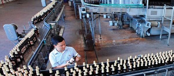 Dây chuyền sản xuất bên trong nhà máy của Habeco - Sputnik Việt Nam