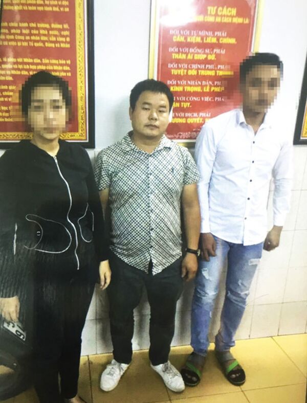 Liu Wen (giữa) sau khi bị bắt - Sputnik Việt Nam