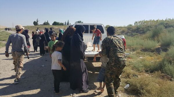 Thường dân chạy trốn khỏi Raqqa - Sputnik Việt Nam