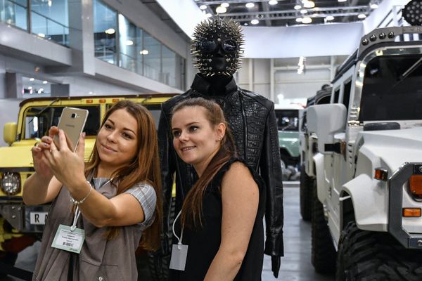 “Tự sướng” trên nền xe Hummer ... - Sputnik Việt Nam
