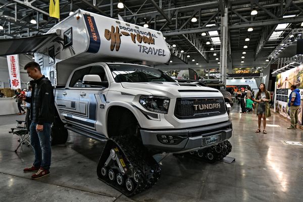 Một chiếc TOYOTA-Tundra khác - xe-nhà, đặt trên bánh xích. - Sputnik Việt Nam