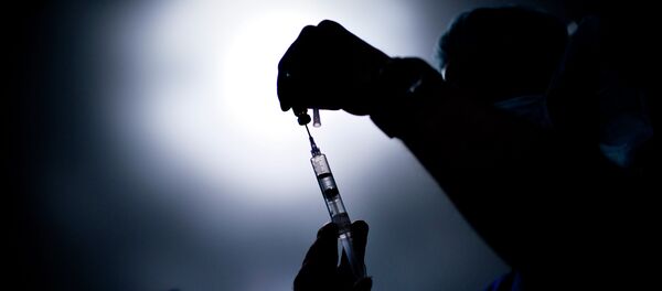 Bác sĩ rút thuốc vào ống tiêm Bác sĩ rút thuốc vào ống tiêm - Sputnik Việt Nam