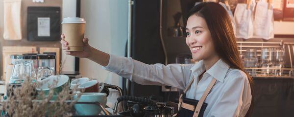 Nữ nhân viên quán bar gốc châu Á và ly cà phê - Sputnik Việt Nam