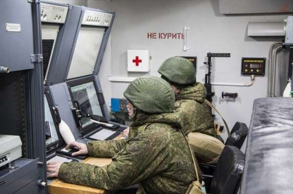 Tổ hợp tác chiến điện tử  Krasuha-4 trên thao trường huấn luyện chiến đấu  - Sputnik Việt Nam