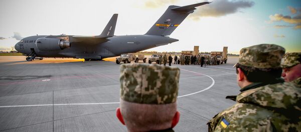 Tổng thống Ukraine Petro Poroshenko tại sân bay Lviv tại lễ trao cho quân đội Ukraina các hệ thống AN / TPQ-36 của Mỹ Tổng thống Ukraine Petro Poroshenko tại sân bay Lviv tại lễ trao cho quân đội Ukraina các hệ thống AN / TPQ-36 của Mỹ - Sputnik Việt Nam