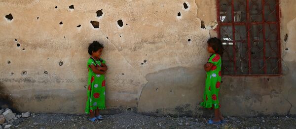 Syria. Aleppo. Các cô gái Syria đang tạo dáng cho nhiếp ảnh gia. Syria. Aleppo. Các cô gái Syria đang tạo dáng cho nhiếp ảnh gia. - Sputnik Việt Nam