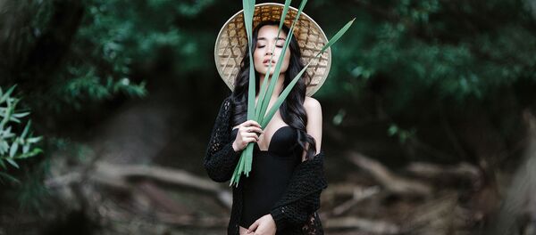 Вьетнамская девушка в конической шляпе - Sputnik Việt Nam