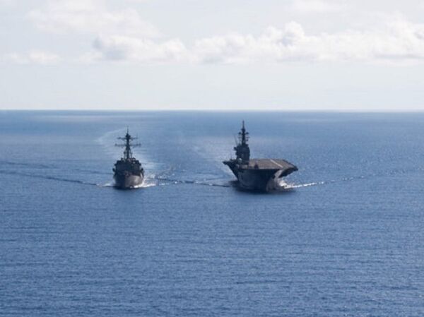 Khu trục hạm Mỹ USS Dewey (trái) cùng tàu khu trục Nhật JS Izumo xuất hiện ở Biển Đông hồi tháng 5.2017 - Sputnik Việt Nam