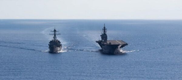 Khu trục hạm Mỹ USS Dewey (trái) cùng tàu khu trục Nhật JS Izumo xuất hiện ở Biển Đông hồi tháng 5.2017 - Sputnik Việt Nam