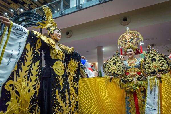 Hoa hậu quý bà Hong Kong Zhengrong Xia và Bà Malaysia Chai Yin Siew trong cuộc thi sắc đẹp Hoa hậu quý bà Hoàn vũ Thế giới 2017” ở Durban, Nam Phi - Sputnik Việt Nam