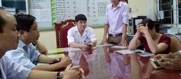 Lãnh đạo Bệnh viện Đa khoa Hà Tĩnh làm việc với người nhà chị P.T.T. - Sputnik Việt Nam