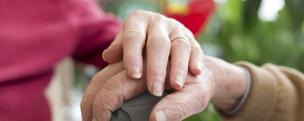 Người già nắm tay nhau. - Sputnik Việt Nam