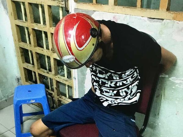 Một người Nga đòi chết, công an phải cho đội nón bảo hiểm khi cột ngồi ở ghế. - Sputnik Việt Nam