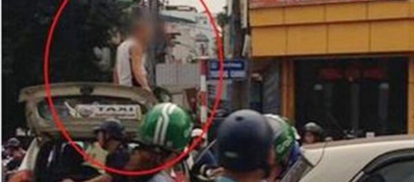 Lái xe taxi trèo lên nóc xe ăn vạ CSGT. - Sputnik Việt Nam