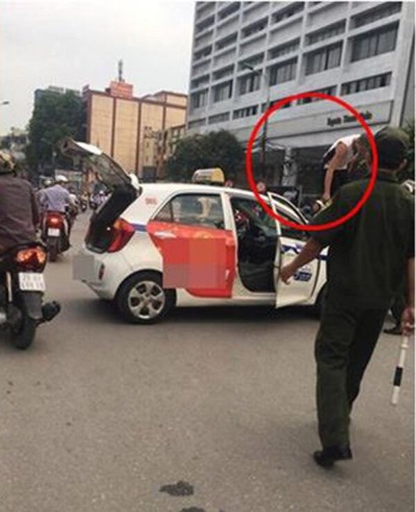 Sau khi được thuyết phục, lái xe mới chịu nhảy xuống đất làm việc với lực lượng Công an. - Sputnik Việt Nam