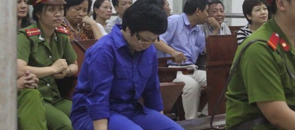 Bà Châu Thị Thu Nga (áo xanh) được triệu tập đến phiên tòa xét xử ông Nguyễn Văn Tuẫn ngày 24-5 với tư cách là người liên quan Bà Châu Thị Thu Nga (áo xanh) được triệu tập đến phiên tòa xét xử ông Nguyễn Văn Tuẫn ngày 24-5 với tư cách là người liên quan - Sputnik Việt Nam