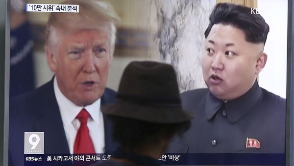 Tổng thống Hoa Kỳ Donald Trump và nhà lãnh đạo Bắc Triều Tiên Kim Jong-un trên màn hình TV - Sputnik Việt Nam