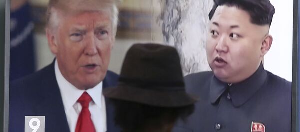 Tổng thống Hoa Kỳ Donald Trump và nhà lãnh đạo Bắc Triều Tiên Kim Jong-un trên màn hình TV - Sputnik Việt Nam