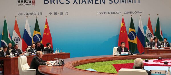 Президент России Владимир Путин во время встречи лидеров БРИКС в расширенном составе с участием делегаций Президент России Владимир Путин во время встречи лидеров БРИКС в расширенном составе с участием делегаций - Sputnik Việt Nam