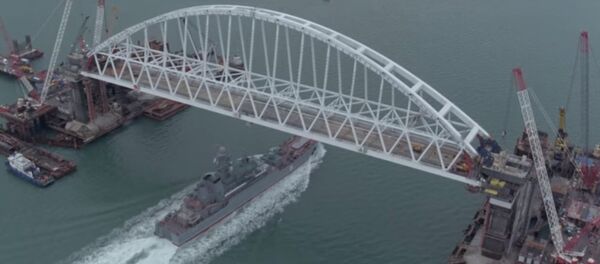 Tàu chiến Nga đầu tiên đi qua dưới mái vòm thứ nhất của cầu Crưm Tàu chiến Nga đầu tiên đi qua dưới mái vòm thứ nhất của cầu Crưm - Sputnik Việt Nam