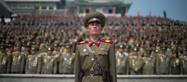 Солдат Корейской Народной армии во время военного парада, посвященного 105-летию Ким Ир Сена в Пхеньяне - Sputnik Việt Nam