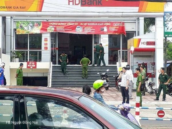 Hiện trường tại chi nhánh ngân hàng HD Bank Gia Ray khi vừa xảy ra vụ cướp - Sputnik Việt Nam