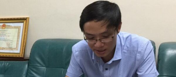 Ông Nguyễn Đăng Lâm rà từng mục quy định trong Luật Dược để chứng minh thuốc H-Capita là thuốc giả hay không giả Ông Nguyễn Đăng Lâm rà từng mục quy định trong Luật Dược để chứng minh thuốc H-Capita là thuốc giả hay không giả - Sputnik Việt Nam