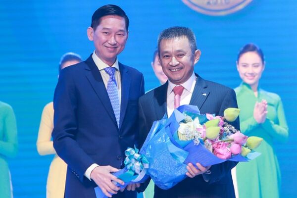Tối 6/9, ông Dương Trí Thành - Tổng Giám đốc Vietnam Airlines (bên phải) - đón nhận sự vinh danh lần thứ 2 hãng hàng không 4 sao - Sputnik Việt Nam